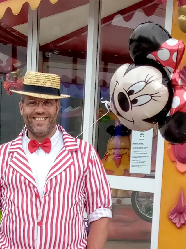 Rigadin en canotier et veste rayée, avec un ballon Minnie
