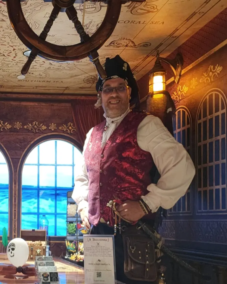 Rigadin en pirate : tricorne et gilet bordeaux